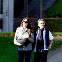 Nicolas Sarkozy and wife Carla Bruni taking a stroll with Giulia | Picture 113945